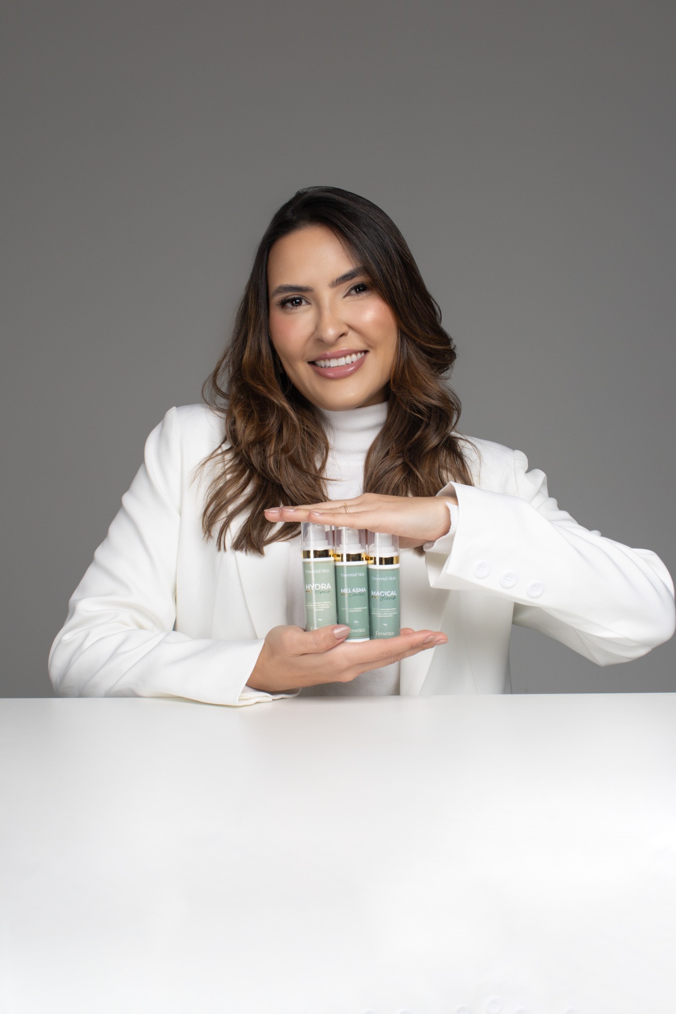 Dra. Kathellyn apresentando os produtos Hydra Repair, Melasma Control e Magical Blend
